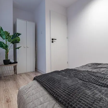 Apartly - &a